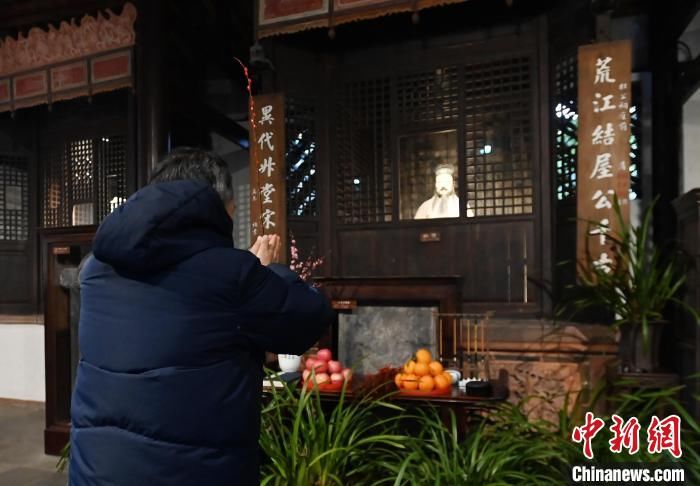 祭拜|成都民众 “人日”祭拜诗圣杜甫