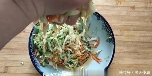 干面粉|天热宁可不吃红烧肉，也要吃包菜馅饼，不揉面不擀面，柔软鲜香