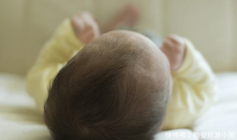 婴儿|婴儿怎样的睡姿头型好看 宝妈盲目的调整,宝宝颜值和健康可能都受影响