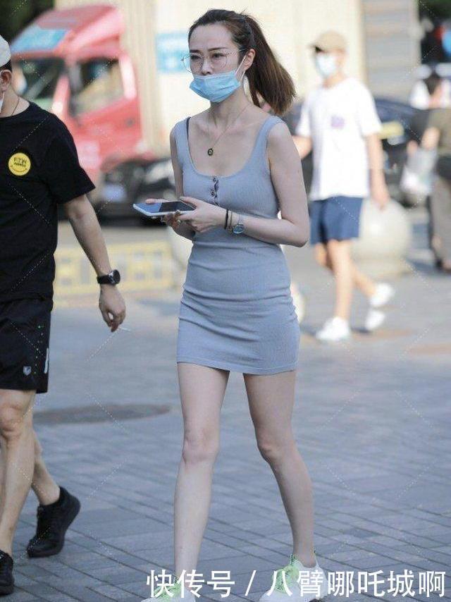 可爱|清纯可爱的小姐姐,蓝色连衣裙搭配白色运动鞋,活力满满