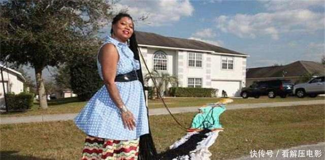 外国美女|外国美女25年从不剪发，头发比身高还长，靠头发年入100万