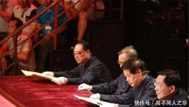 现场的专家|大叔拿300块买的“屠龙刀”来鉴宝,专家鉴定后:你先站稳,我估价了