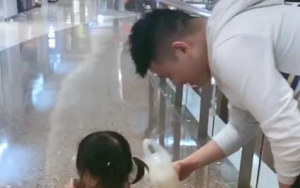 惹祸奶爸|“惹祸奶爸”抢宝宝饮料走红,宝宝本仙女生气了,哄不好的那种