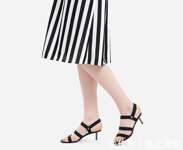 脚型 精致时尚的尖头高跟鞋配上丝袜,秀出白皙的美腿,展现不俗的魅力!