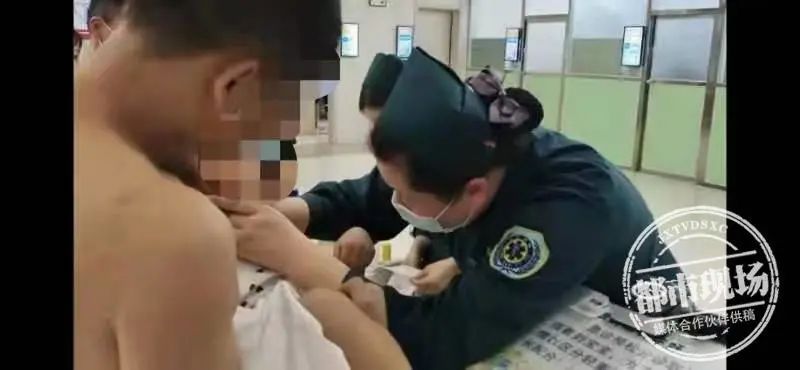 徐州市儿童医院|女孩被筷子扎入喉咙3公分，父亲手足无措