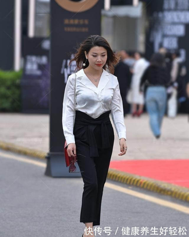 紧身 黑色露腰背心搭配黑色紧身打底裤，轻松时尚，打造高级时尚感！
