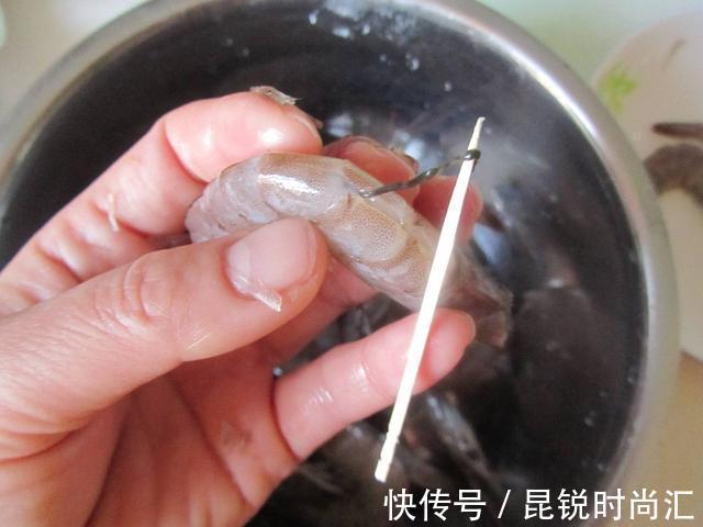 煮虾是凉水下锅还是开水下锅？看大厨教你煮不腥Q弹的大虾