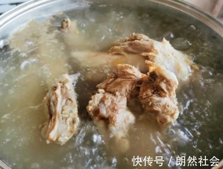 汤香浓奶|炖大骨汤时,牢记“1做2不放”,骨头汤香浓奶白味道香,无腥味
