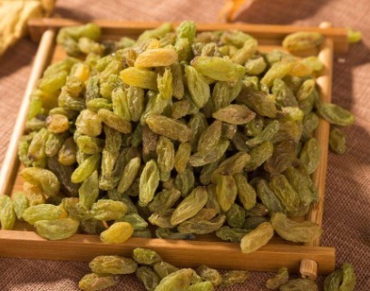 零食|葡萄干不要当零食吃了,如此搭配泡水喝,气血足了,晚上睡眠好