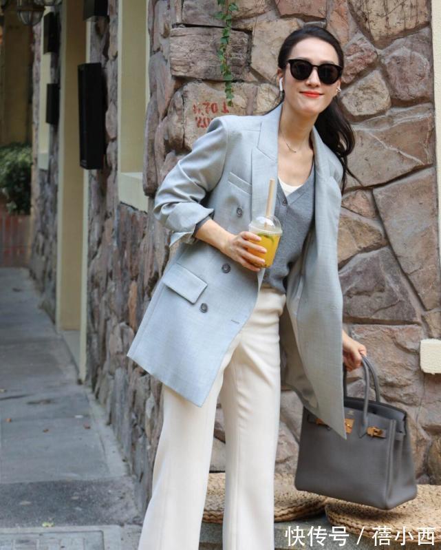 包包 穿衣简约高级的女性,春季都穿“西装”,看这些气质博主就知道了