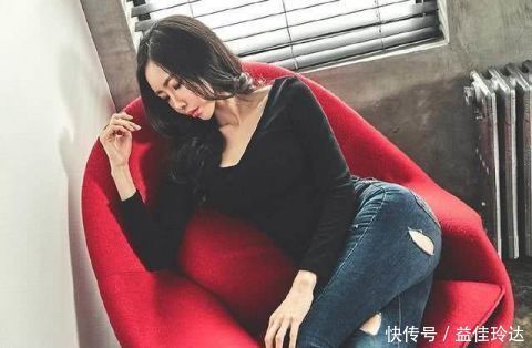 小姐姐穿紧身牛仔裤，随意搭配都超级美丽，塑造纤细小蛮腰！