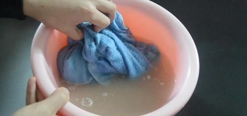 毛巾脏别再洗衣液洗, 洗的时候加一点它, 洗完毛巾就跟新的一样干净