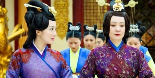 富家小姐拒嫁贵族,却嫁给守城士兵,众人笑她傻,没想到她却成了皇太后