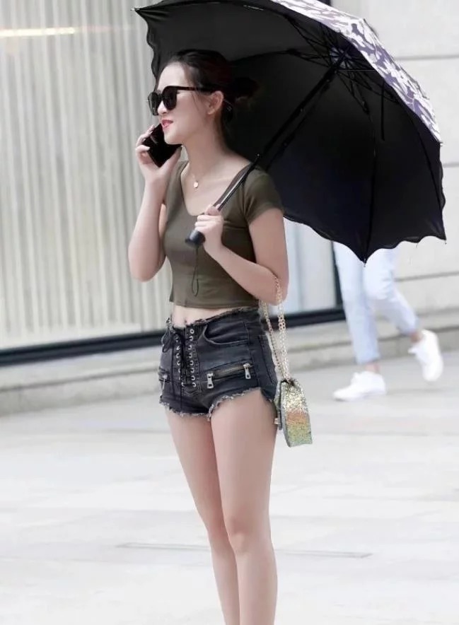 街拍:羞涩可人的小美女,身材紧致动人,甜美可爱