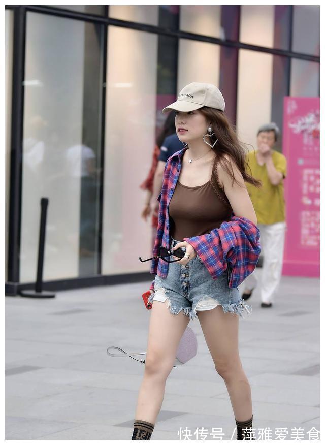 短靴 初秋时节,牛仔短裤搭配短靴,也是很流行的穿搭方式