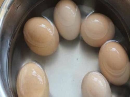 蛋壳|煮鸡蛋时,不要只用清水多加这1步,鸡蛋又香又嫩营养高