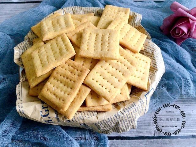 玉米面别再煮粥了,这么做比锅巴脆,比蛋糕香,减肥期吃正合适