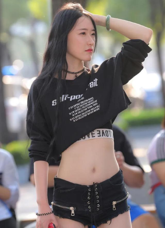 黑色高腰T恤配黑色牛仔短裤,清凉舒适又显气质,小姐姐真迷人