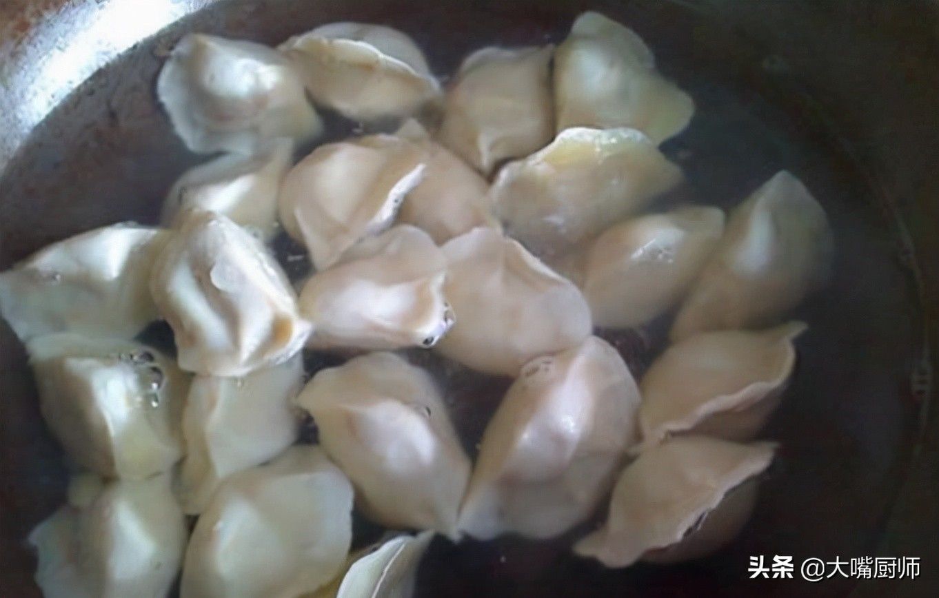 煮饺子要不要盖锅盖？什么时候盖？不懂的要看看，难怪总是煮破皮