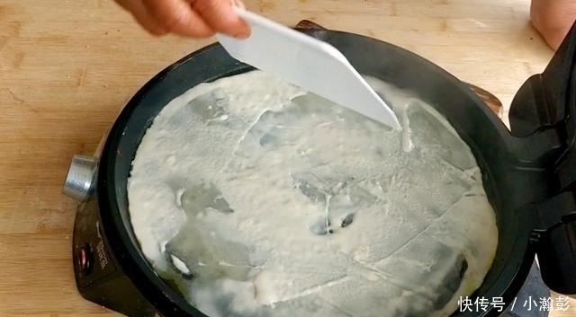 十分钟快手做煎饼果子,外韧内酥,卫生划算,不输小吃摊