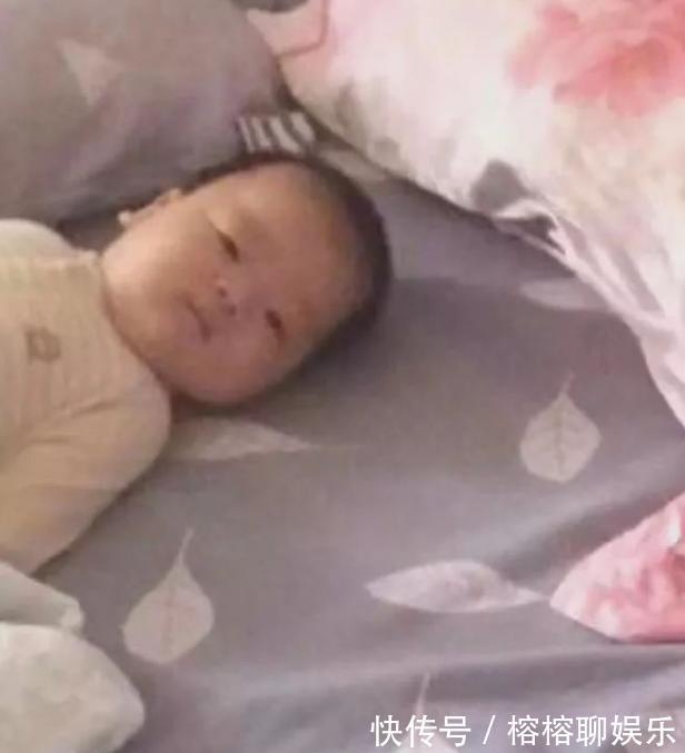 儿子|爸爸搂“小情人”睡觉,儿子表情抢戏,网友没有对比就没有伤害