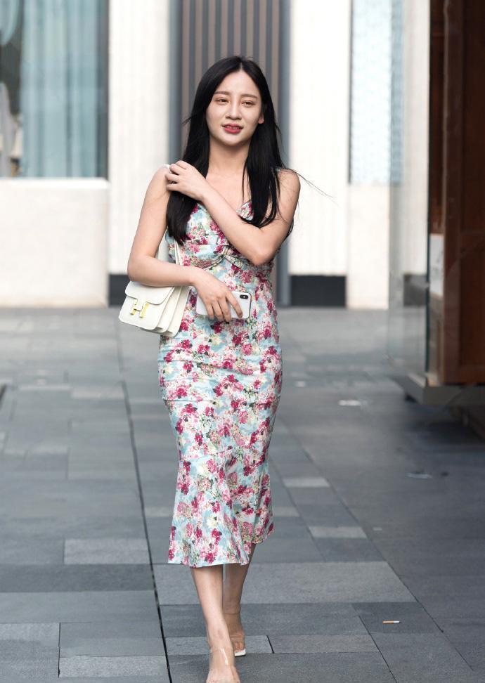 花姑娘,穿花裙装