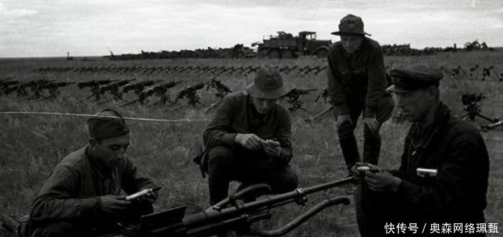 新奇|诺门罕战役老照片，苏军缴获的日军武器，一脸新奇的样子