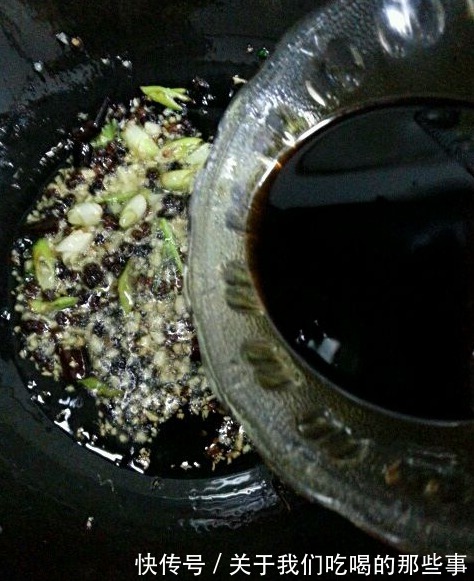 红辣椒|做风味茄子,大厨教你一招,茄子不发黑不吸油,酸甜酥脆,还入味