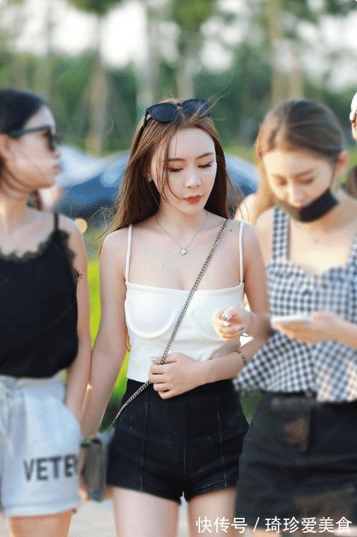 吊带背心 白色仙女吊带上衣搭配牛仔短裤,盛世美颜,美不胜收