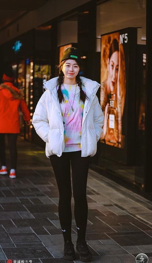 让自己|街拍:学习穿搭是一件巧妙的事情,因为它可以变化的招数有很多