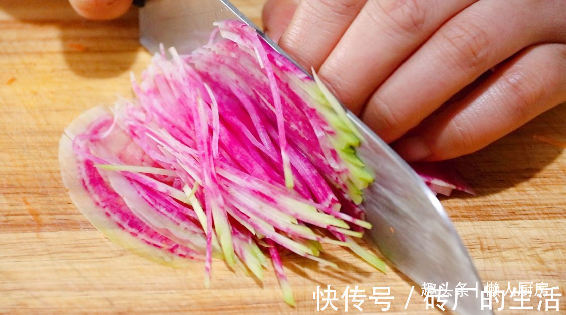 给年夜饭加道凉拌菜，爽脆可口，这样简单摆盘，看着更有食欲了