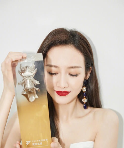 王鸥 四十岁的女人适合戴什么样的耳环?珍珠耳环不错,复古优雅又高贵