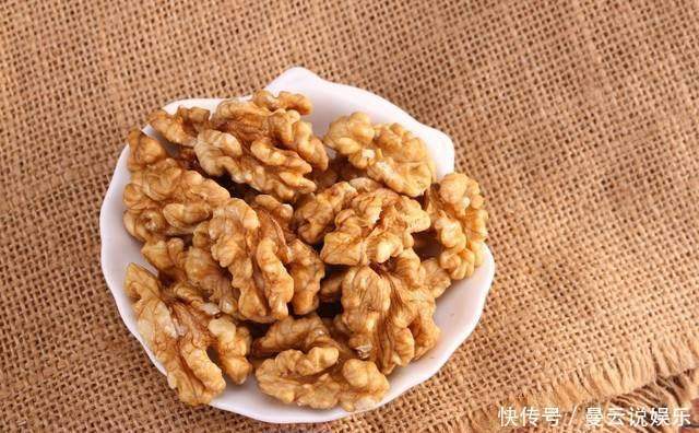 胆固醇|核桃早上吃,还是晚上吃,专家很多人都吃错了,有害健康!