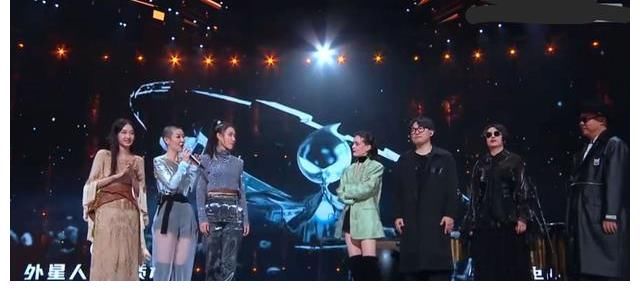 中国潮音张亚东C位，大张伟薛之谦一左一右，张靓颖靠边坐很合理