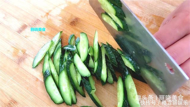 白玉菇|黄瓜别凉拌了,加一块鸡脯肉,简单一炖,汤鲜肉嫩,全家都抢着吃