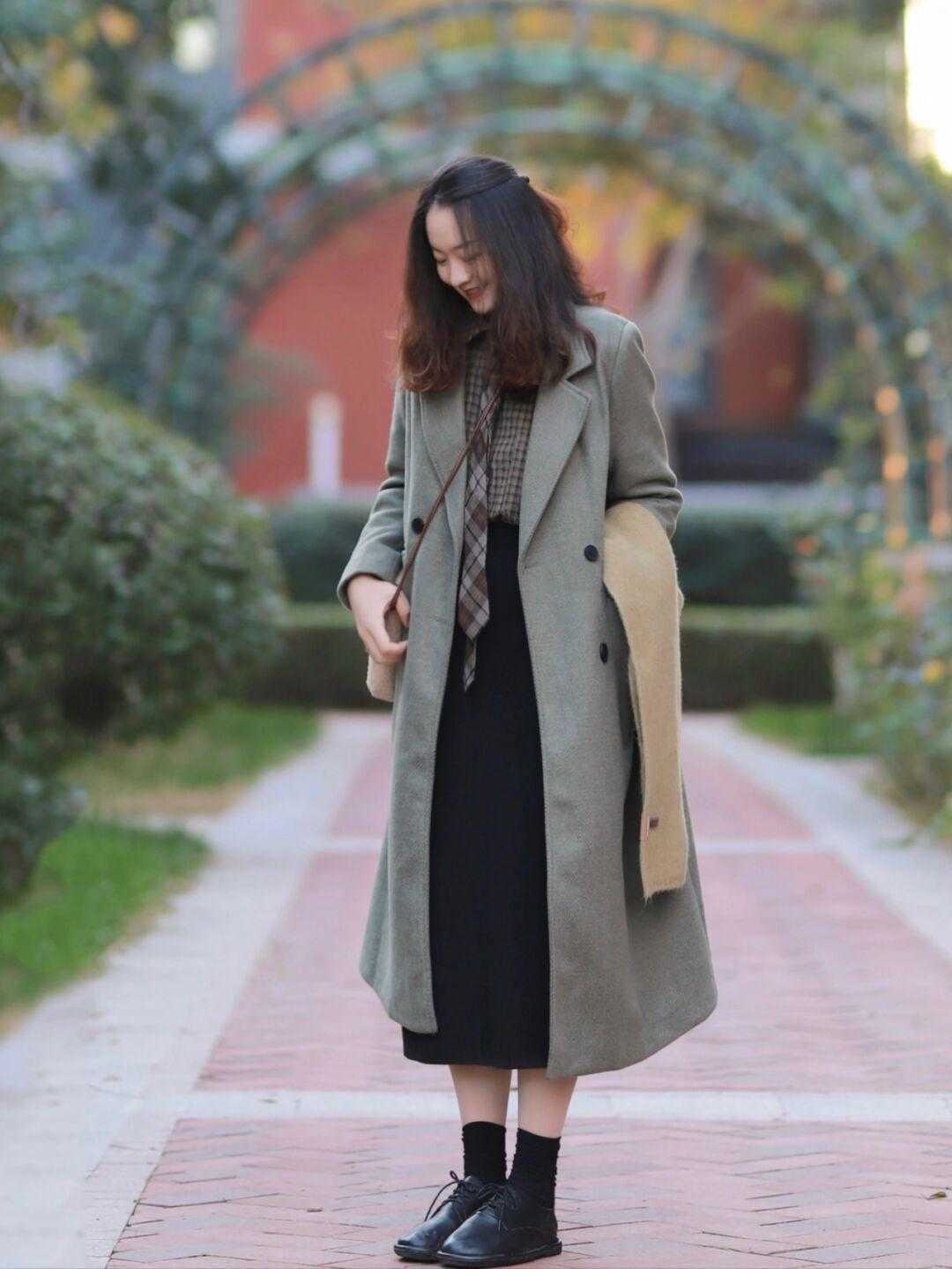 大衣 中年女性别乱穿衣，用大衣搭配这几件下装，精致显瘦又减龄