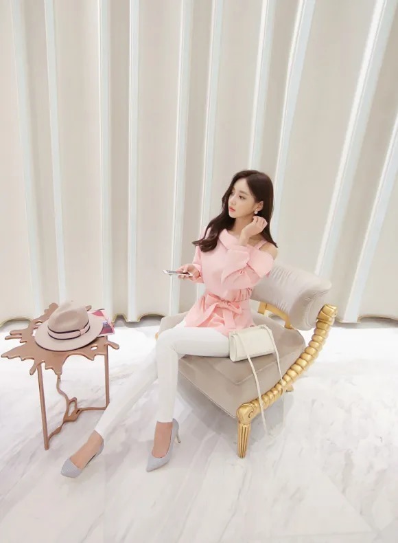 粉底色|美图欣赏:孙允珠,粉底色玫瑰斜肩灯笼袖休闲衫