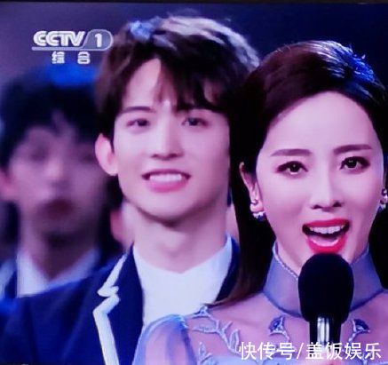 央视跨年晚会:任鲁豫独挑大梁疑口误,学生哽咽回忆袁隆平太催泪