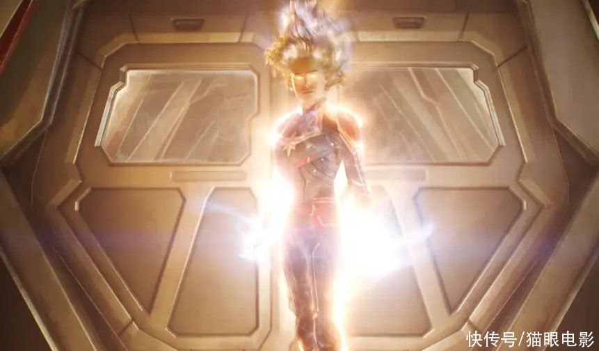 反差萌|惊奇队长健身强度太大，举铁时连脚趾头都在用力，双腿紧身无赘肉