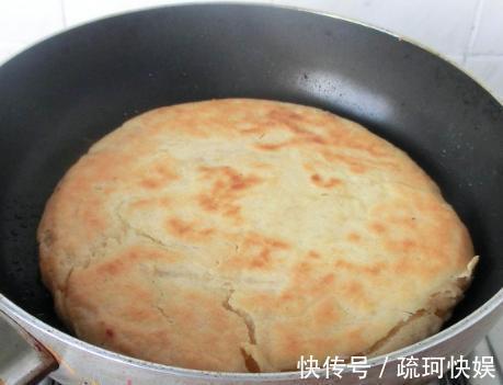 面片|烙饼想要柔软又多层？有人多抹油，有人用开水烫面，其实这都不对