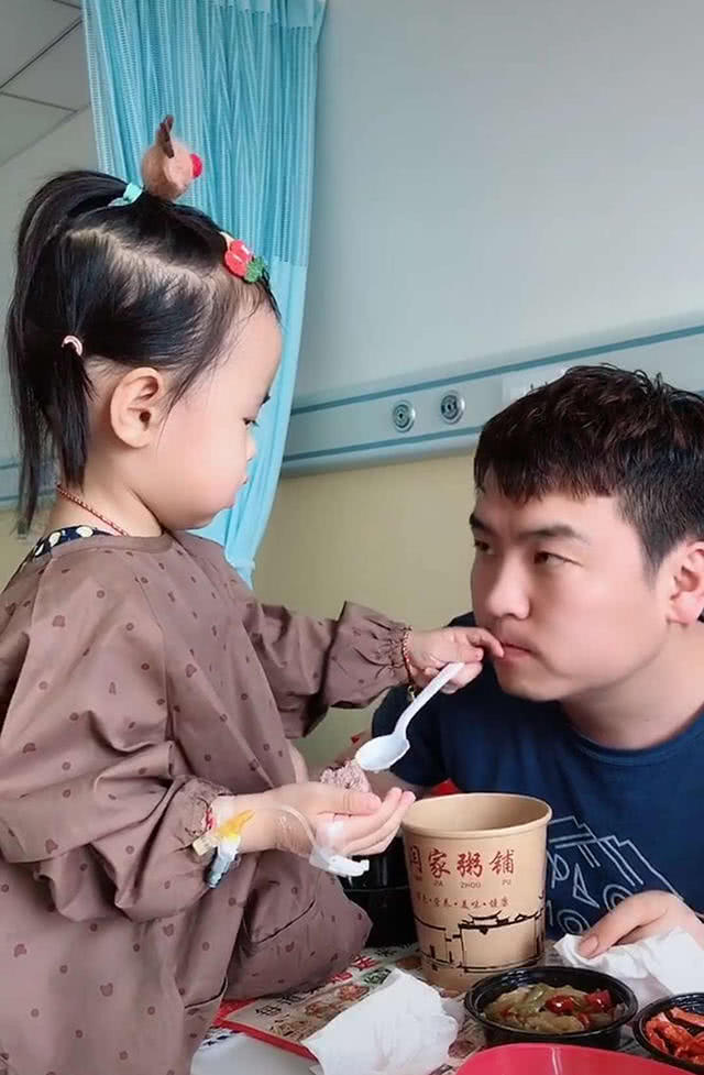 女儿生病住院,还要伺候爸爸吃午饭,妈妈看到后追打爸爸三条街