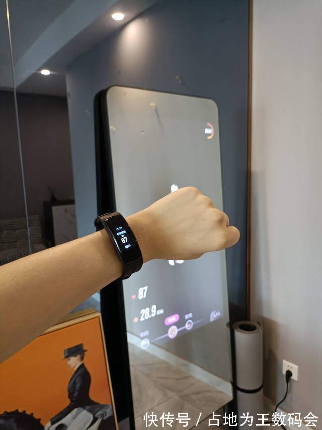 健身镜|FITMORE健身镜体验：随时随地专业健身，在家用魔镜也能众乐乐！