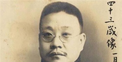 母亲$母亲是妾,死后亲戚不许大门出殡,儿子怒道:把我抬出去一起埋了