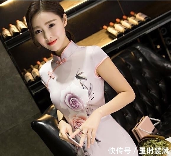 白皙 迷人的旗袍,白皙的肌肤如凝脂般泛着光泽,令人着迷