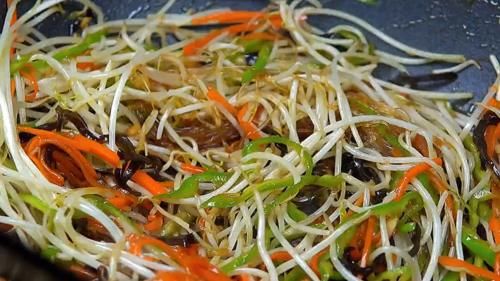 把合菜卷成卷，不爱吃菜的都喜欢吃，鲜美营养，蔬菜主食一个搞定