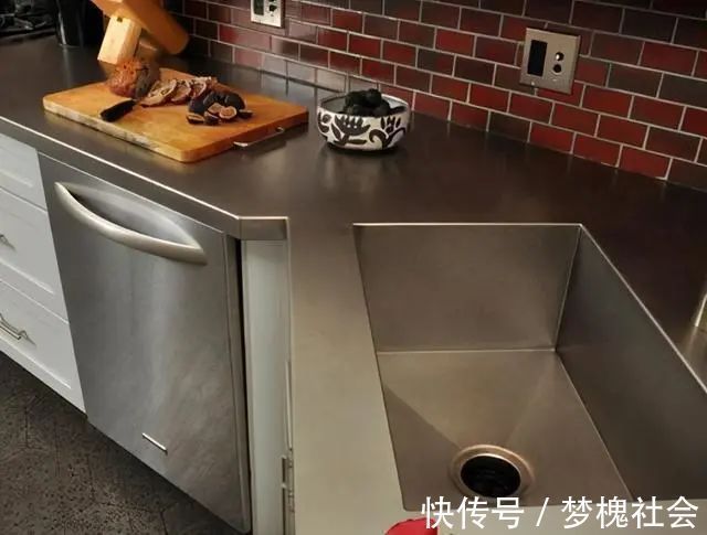 橱柜|入住2年真实体验:不锈钢橱柜能不能安装?很多家庭被坑惨了