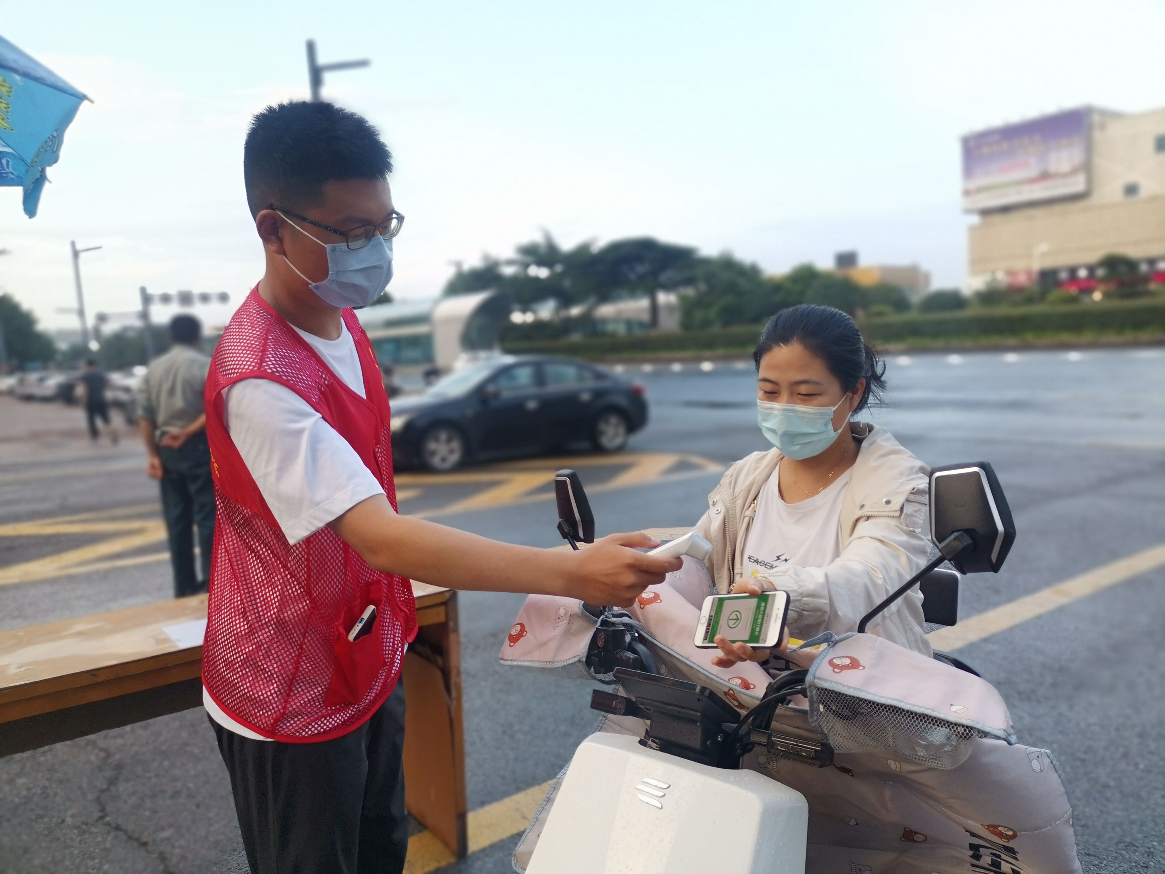 疫情|海州区幸福路街道：“志愿红”解锁多重身份，闪耀打卡战“疫”一线