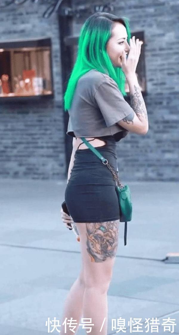 小编|街拍美女:看来,没人知道小姐姐这衣服是怎么穿上身的吧?