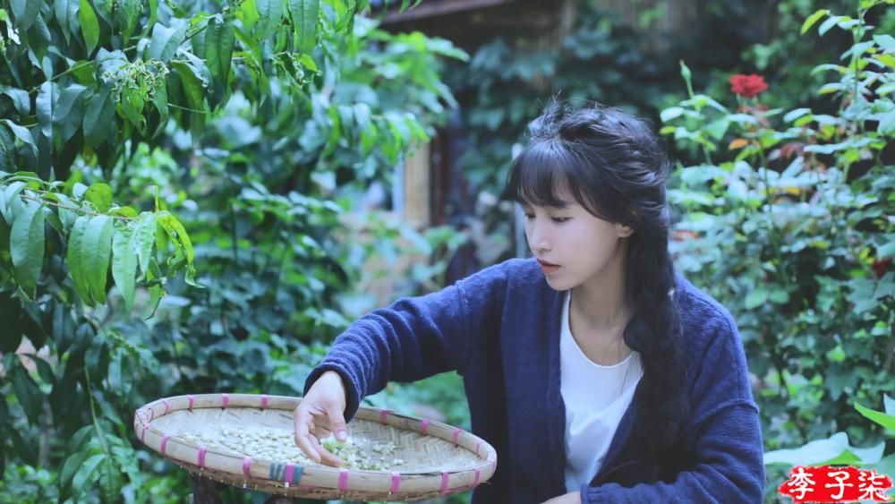 李子柒定居田园享受诗意生活，身边人讲述真实的她
