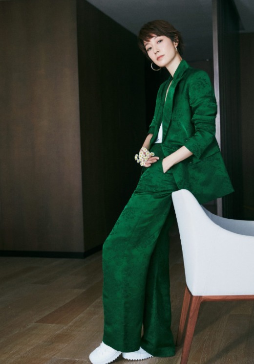 马伊琍|马伊琍才是辣妈圈顶流,穿黑色皮衣搭配紧身裤,高级时髦又个性